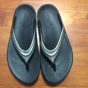 Oofos OOlala luxe flip flop Sandal women’s size 7 cafe latte (NOT SILVER)